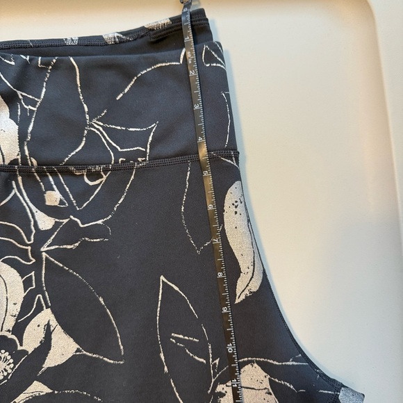 Nike Women’s Black Metallic Floral Sport Leggings Size XXL - Picture 6 of 6